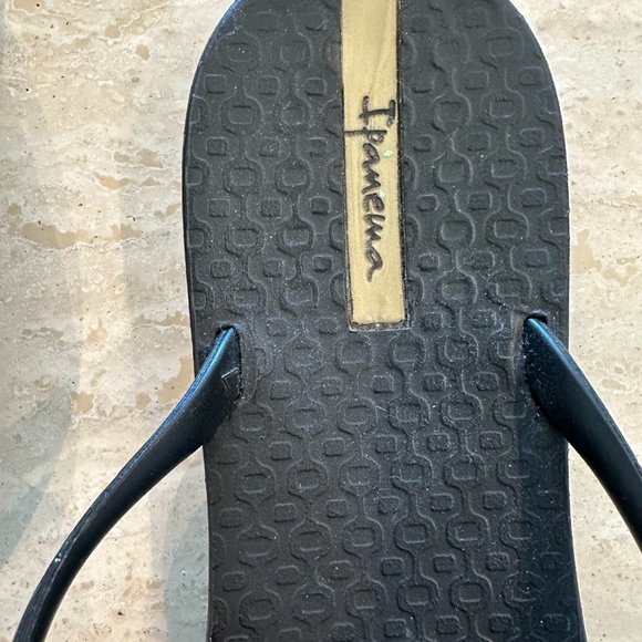 Ipanema Maxi Heart Thongs in Gold/Black. Size US 8. - Picture 3 of 3